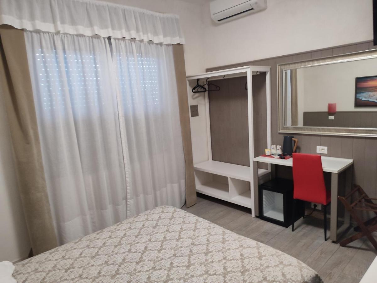 Euro Hotel Tirrenia Buitenkant foto